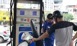 Bộ Công Thương cho biết, sẽ kiểm tra và xử lý những thương nhân phân phối tự ý áp giá vùng 2 với xăng dầu sai quy định. Ảnh minh hoạ: Như Ý
