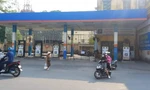 Cây xăng đóng cửa là hiện tượng ngày càng thấy thường xuyên hơn ở Hà Nội những ngày vừa qua/
