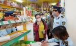 Lực lượng quản lý thị trường xử phạt cửa hàng bán hàng cao hơn giá niêm yết