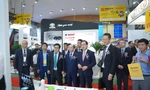 Các đại biểu tham dự gian hàng của các doanh nghiệp công nghiệp hỗ trợ Việt Nam và quốc tế