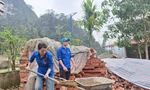 Thanh niên Phú Thọ gùi gạch, trộn vữa, vào vai thợ xây giúp xóa nhà tạm