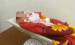 Bé gái sơ sinh bị bỏ rơi ở nhà văn hóa kèm bức thư viết tay nhờ người 'nuôi giúp'