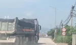 Hoà Bình: Đường đê mới đầu tư bị xe quá tải quần thảo cả ngày