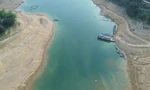 Nước hồ thủy điện Hòa Bình xuống thấp kỷ lục, để lộ những bãi cát trắng