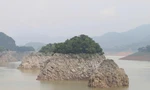 Hồ thủy điện Hòa Bình cạn bất thường, mực nước xuống thấp kỷ lục