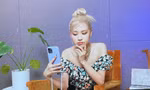 Rosé (BLACKPINK) bị netizen Hàn chỉ trích vì chụp hình với background quá nhạy cảm