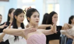 Top 25 Hoa hậu Việt Nam 2024 tập vũ đạo cho màn đồng diễn tại đêm Chung kết