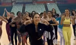 Hoa hậu Mai Phương hướng dẫn các thí sinh Miss World nhảy "See Tình"