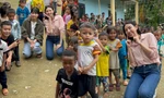 Thùy Tiên cùng Quang Linh Vlogs mang điện lên hai điểm trường tại Quảng Nam