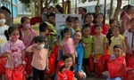 Hoa hậu Thùy Tiên cùng Hội đồng Đội TƯ trao sân chơi cho trẻ em tại miền Tây