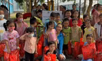Hoa hậu Thùy Tiên cùng Hội đồng Đội TƯ trao sân chơi cho trẻ em tại miền Tây