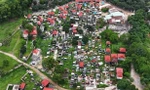 TPHCM trục xuất 2 người nước ngoài; Nghĩa trang tự phát 'mọc' giữa thành phố