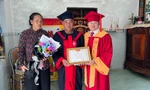 Cảm động hình ảnh ba thay con trai đã qua đời nhận bằng tốt nghiệp xuất sắc 