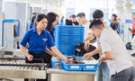 Bên trong sân bay Tân Sơn Nhất thời điểm 'khởi động' kỳ nghỉ lễ 5 ngày