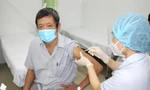 Cận cảnh tiêm vắc xin phòng COVID-19 cho người trên 65 tuổi