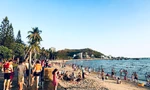 Người dân đổ xô đến biển Vũng Tàu để 'hạ hỏa' mùa nắng nóng