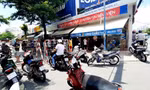 Xếp hàng dài mua thuốc phòng COVID-19 rồi ra về 'tay không'