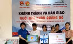 Trao quà mừng nhà mới cho gia đình em Hiệu. Ảnh: Duy Chiến