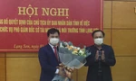 Ông Lương Trọng Quỳnh, Phó Chủ tịch UBND tỉnh Lạng Sơn (bìa phải) trao quyết định, tặng hoa cho tân Phó Giám đốc Sở TN & MT Nguyễn Hữu Trực -Ảnh: Duy Chiến 