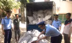 Thu giữ số hàng bất hợp pháp.