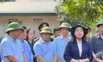 Phó Chủ tịch nước Võ Thị Ánh Xuân tặng quà người dân vùng bão lũ ở Bắc Giang, Lạng Sơn