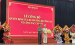 Thượng tá Nguyễn Quang Huyên (bìa phải) nhận Quyết định, hoa chúc mừng. Ảnh: Duy Chiến 