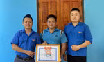 Khen thưởng cho người thanh niên dũng cảm. Ảnh: Duy Chiến 