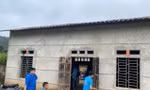 Sơn tường nhà cho hộ nghèo. Ảnh: Duy Chiến 
