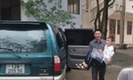 Đưa đón học sinh đến trường dự thi. 