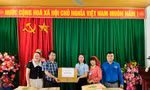 Tặng quà cho các em học sinh nghèo Lạng Sơn.