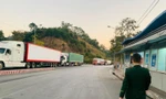 Đầu đầu tiên áp dụng phương thức giao hàng mới, tại cửa khẩu Hữu Nghị mới xuất được 2 xe chở hàng xuất khẩu, ngày 2/3 không xuất được xe nào. Sự ách tắc đang quay trở lại tại cửa khẩu này. Ảnh: Duy Chiến 