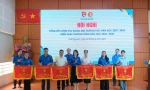 Các tập thể nhận cờ thi đua. 