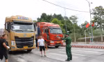 Điều tiết phương tiện chở hàng qua biên giới Lạng Sơn. Ảnh: BP