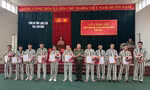Các phạm nhân được đặc xá nhận hoa, quyết định của lãnh đạo Công an tỉnh Lạng Sơn. Ảnh: Duy Chiến. 