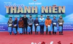 Tặng quà cho hộ nghèo Lạng Sơn. Ảnh: Duy Chiến 