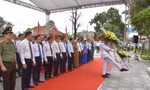 Đoàn đại biểu tỉnh Cao Bằng dâng hương, dâng hoa tại Khu lưu niệm đồng chí Hoàng Đình Giong. Ảnh: V.T