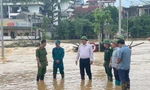 Bí thư Tỉnh ủy Cao Bằng Trần Hồng Minh kiểm tra lũ lụt ở địa phương. 