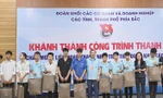 Tặng quà cho các em học sinh nghèo. 