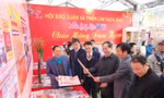 Báo Tiền Phong được đông đảo cán bộ, nhân dân đến thưởng thức tại gian trưng bày -Ảnh: Duy Chiến 