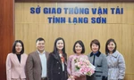 Bà Đàm Thị Thanh Tâm nhận quyết định bổ nhiệm .Ảnh: Duy Chiến 