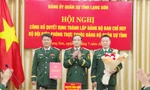 Lãnh đạo Đảng bộ Ban Chỉ huy Bộ đội Biên phòng nhận quyết định, hoa chúc mừng của Chính ủy Bộ CHQS tỉnh Lạng Sơn. Ảnh: D.N