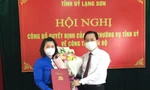 Đồng chí Hoàng Văn Nghiệm, Phó Bí thư TT tỉnh ủy Lạng Sơn (phải) trao Quyết định, tặng hoa chúc mừng chị Lê Thùy Dung (trái). - Ảnh: Duy Chiến 
