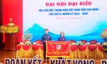 Trao tặng cờ thi đua cho Hội LHTN Việt Nam thành phố Cao Bằng (ảnh: Duy Chiến)