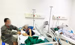 Các bệnh nhân đang cấp cứu tại bệnh viện.