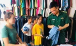 Cán bộ, chiến sỹ Biên phòng Cao Bằng mua sắm quần áo để các em đón chào năm học mới -Ảnh: PV
