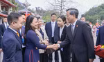 Phó Tổng Thư ký Chính hiệp Toàn quốc Trung Quốc Trương Mậu Vu đón đoàn đại biểu cấp cao Trung ương MTTQ Việt Nam nhập cảnh sang Trung Quốc. 