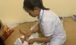 Trẻ sơ sinh đang được nuôi dưỡng ở Trạm Y tế xã Khánh Khê. 