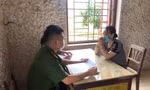 Bà Hoàng Thị Đông (bìa phải) tại cơ quan công an .Ảnh: TL