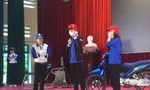 Tuổi trẻ Lạng Sơn tham gia thực hành đội mũ bảo hiểm đúng cách -Ảnh: Duy Chiến 