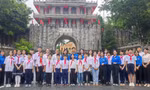 Đoàn đại biểu thiếu nhi Lạng Sơn tại Hữu Nghị Quan (Quảng Tây, Trung Quốc). 